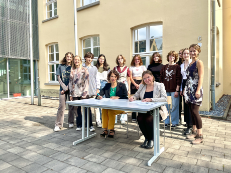 Foto von der Vertragsunterzeichnung vor dem Museum Foto von der Vertragsunterzeichnung vor dem Museum