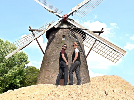 Windmühle mit Schauspieler davor