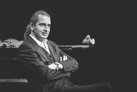 Hagen Rether lehnt an einem Klavier Hagen Rether lehnt an einem Klavier