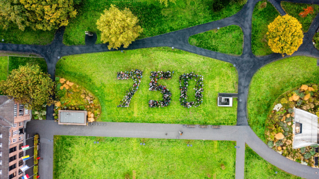 Menschen bilden eine 750, Bild von oben Menschen bilden eine 750, Bild von oben