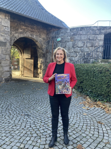 Bürgermeisterin Michaela Eislöffel mit einem Adventskalender Bürgermeisterin Michaela Eislöffel mit einem Adventskalender