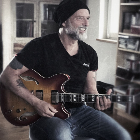 Foto von Markus Gahlen mit Gitarre Foto von Markus Gahlen mit Gitarre