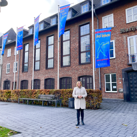 Bürgermeisterin eislöffel hat die Flagge zum Internationalen Tag zur Beseitigung gegen Gewalt an Frauen 2022 gehisst Bürgermeisterin eislöffel hat die Flagge zum Internationalen Tag zur Beseitigung gegen Gewalt an Frauen 2022 gehisst