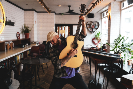 Foto zeigt den Sänger Jo Laureys mit Gitarre Foto zeigt den Sänger Jo Laureys mit Gitarre