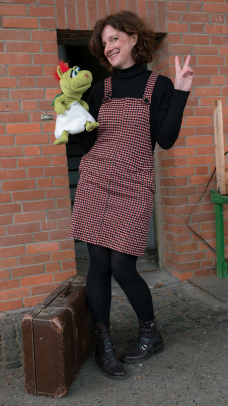 Frau mit einer Bauchpuppe Frau mit einer Bauchpuppe