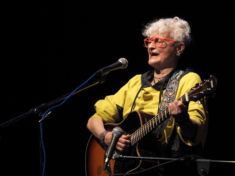 Foto von Karla Fels mit Gitarre auf der Bühne Foto von Karla Fels mit Gitarre auf der Bühne