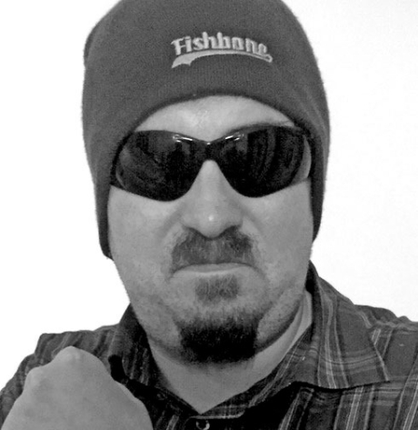 Foto eines Mannes mit Mütze und Brille Foto eines Mannes mit Mütze und Brille