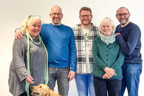 Gruppenbild mit lachenden Leuten Gruppenbild mit lachenden Leuten