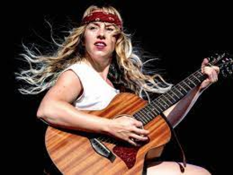 Foto einer Frau mit Gitarre, Miss Allie Foto einer Frau mit Gitarre, Miss Allie