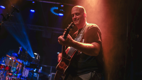 Mark Bennett Mark Bennett mit Gitarre