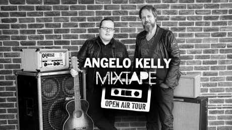 Angelo Kelly und andere Mann mit Musikausrüstung Angelo Kelly und andere Mann mit Musikausrüstung