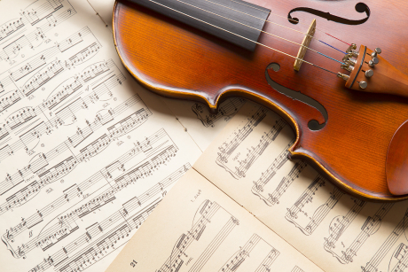 Notenblatt und Violine Notenblatt und Violine