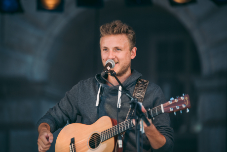 Sänger Phil mit Gitarre Sänger Phil mit Gitarre