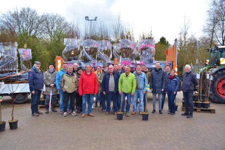 Gruppenbild vor übergebenen Bäumen Gruppenbild vor übergebenen Bäumen