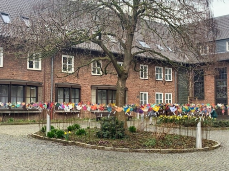 Friedenstauben im Burginnenhof Friedenstauben im Burginnenhof