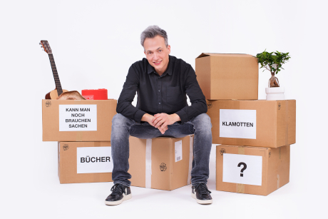 Olaf Bossi auf Umzugskartons
