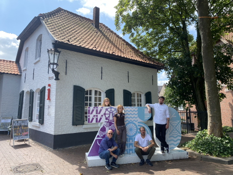 Team Stadtjubiläum an der lebensgroßen 750 vor der Stadtinformation am Rittertor (Alexander Krößner, Aileen Tinnefeld, Andraes Schroer, Robin Szczepainsky, Chiara Hübbers)