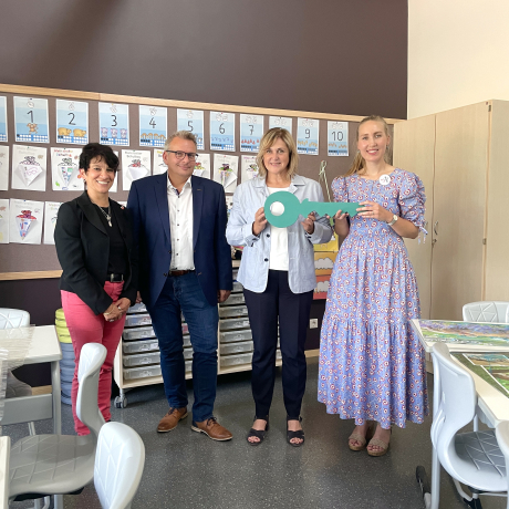 Gruppenbild und Bürgermeisterin und blonde Frau halten einen großen Schlüssel Gruppenbild und Bürgermeisterin und blonde Frau halten einen großen Schlüssel