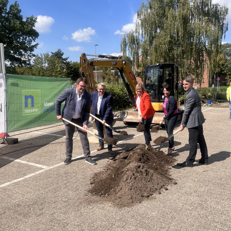 Spatenstich Spatenstich am GHG am 23.08.2023 von links nach rechts: Schulleiter Daniel Tiszay, ProZent-Geschäftsführer Mario Balgar, Bürgermeisterin Michaela Eislöffel, Schuldezernentin Dr. Tagrid Yousef, nesseler-Geschäftsführer Andreas Klinkenberg