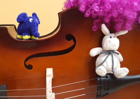 Geige mit Elefant und Perücke Geige mit Elefant und Perücke