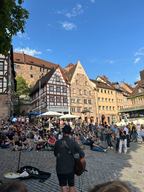 Musiker spielt vor Menschenmenge Musiker spielt vor Menschenmenge