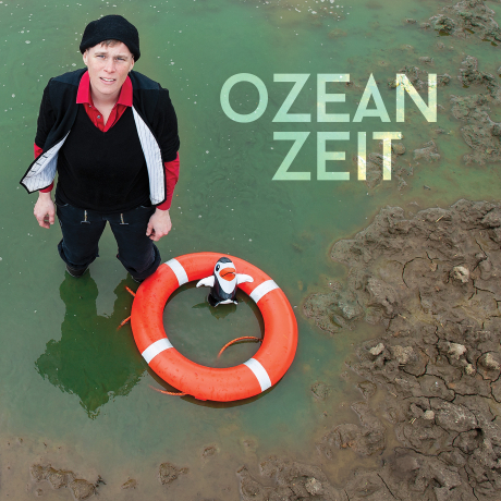 Mann steht im Wasser Mann steht im Wasser