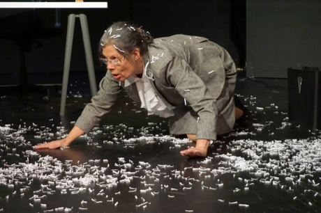 Schauspielerin auf dem Boden kniend Schauspielerin auf dem Boden kniend