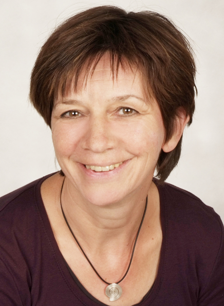 Frau mit kurzen braunen Haaren Frau mit kurzen braunen Haaren