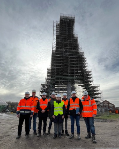 Besichtigung des Fördergerüsts in Lohberg am 23.01.2024: Bürgermeisterin Michaela Eislöffel, Planungsdezernent Dominik Bulinski und RAG-Projektleiter Stefan Roßbach mit weiteren Vertretern von RAG und Verwaltung Besichtigung des Fördergerüsts in Lohberg am 23.01.2024: Bürgermeisterin Michaela Eislöffel, Planungsdezernent Dominik Bulinski und RAG-Projektleiter Stefan Roßbach mit weiteren Vertretern von RAG und Verwaltung
