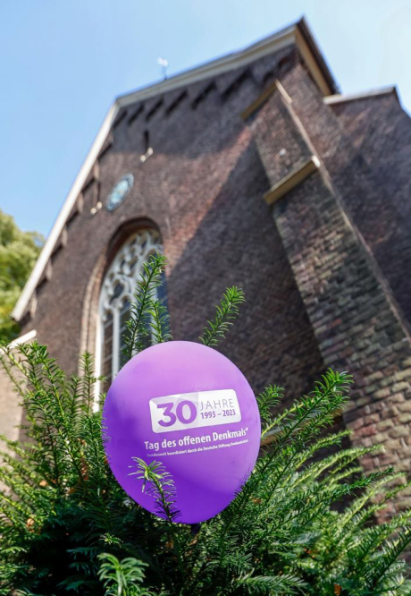 Denkmal mit Ballon im Vordergrund Denkmal mit Ballon im Vordergrund