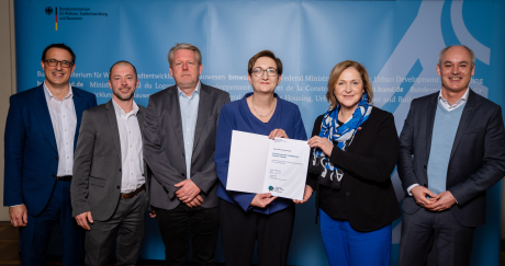 Urkundenübergabe 18.03.2024: Foto von links: Parlamentarischer Staatssekretär Sören Bartol, DIN FLEG-Geschäftsführer Dominik Erbelding, SPD-Bundestagsabgeordneter Dirk Vöpel, Bundesministerin Klara Geywitz, Bürgermeisterin Michaela Eislöffel, Alexandro Hugenberg (Leiter der Stabsstelle Stadtentwicklung der Stadt Dinslaken). Foto von Henning Schacht.