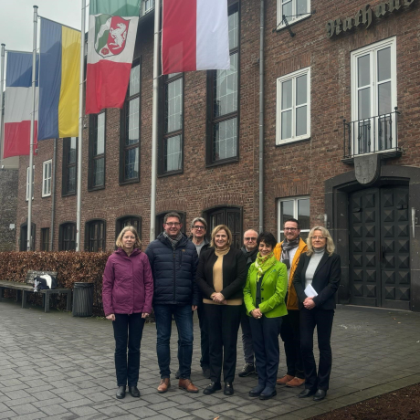 Gruppenbild vorm Rathaus Besuch der Euregio Rhein-Waal in Dinslaken im März 2024