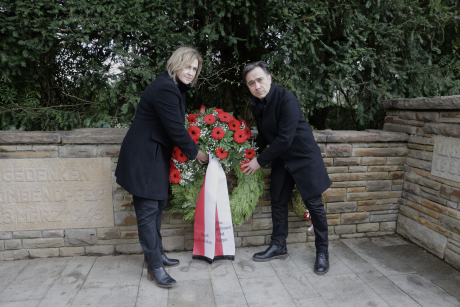 Kranzniederlegung durch Bürgermeisterin Michaela Eislöffel und ihren Stellvertreter Eyüp Yildiz bei der Gedenkveranstaltung am 23.03.2024. Foto von Ingo Lammert Kranzniederlegung durch Bürgermeisterin Michaela Eislöffel und ihren Stellvertreter Eyüp Yildiz bei der Gedenkveranstaltung am 23.03.2024. Foto von Ingo Lammert