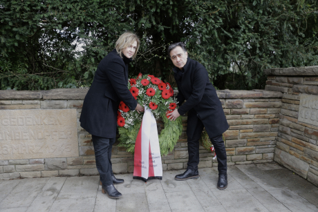 Kranzniederlegung durch Bürgermeisterin Michaela Eislöffel und ihren Stellvertreter Eyüp Yildiz bei der Gedenkveranstaltung am 23.03.2024. Foto von Ingo Lammert