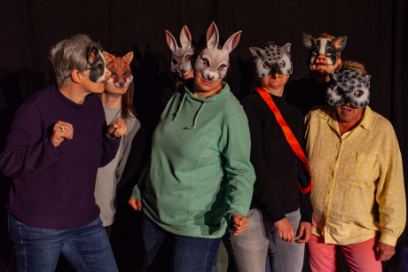 Jugendliche mit Maske Jugendliche mit Maske