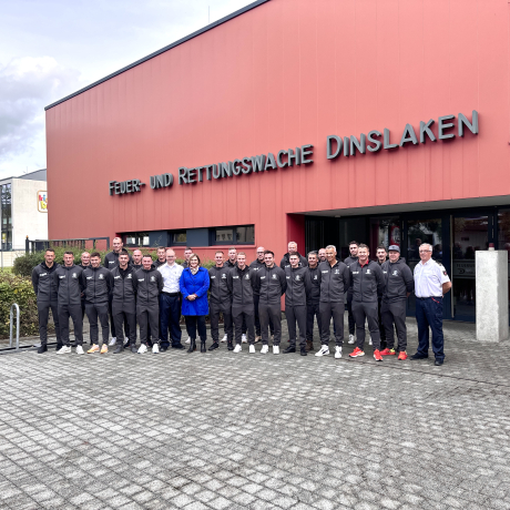 Bürgermeisterin Michaela Eislöffel sowie Ulrich Borgmann (ganz rechts) und David Marten von der Dinslakener Feuerwehr mit der Deutschen Fußball Feuerwehr Nationalmannschaft 08.10.2024 Bürgermeisterin Michaela Eislöffel sowie Ulrich Borgmann (ganz rechts) und David Marten von der Dinslakener Feuerwehr mit der Deutschen Fußball Feuerwehr Nationalmannschaft 08.10.2024