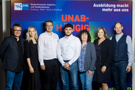 Jens Kim (DIN-Event), Ellice Feller, Niklas Remke, Alessandro Veneziano, Monika Hellbach (Stadtwerke Dinslaken), Bürgermeisterin Michaela Eislöffel, Dirk Bittner (Stadtwerke Dinslaken). Foto: Niederrheinische IHK/Jacqueline Wardeski Jens Kim (DIN-Event), Ellice Feller, Niklas Remke, Alessandro Veneziano, Monika Hellbach (Stadtwerke Dinslaken), Bürgermeisterin Michaela Eislöffel, Dirk Bittner (Stadtwerke Dinslaken). Foto: Niederrheinische IHK/Jacqueline Wardeski