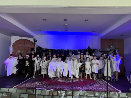 Gruppe Kirchenstrolche als Geister verkleidet auf der Bühne Gruppe Kirchenstrolche als Geister verkleidet auf der Bühne