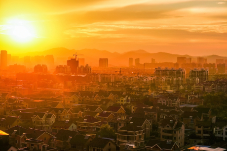 Stadt von oben bei einem Sonnenuntergang Stadt von oben bei einem Sonnenuntergang