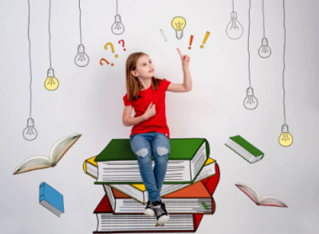 Abbildung Kind sitzt auf einem Bücherstapel Abbildung Kind sitzt auf einem Bücherstapel