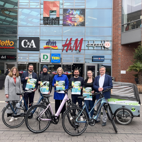 Freuen sich schon auf den Fahrradfrühling (Foto, von links nach rechts): Chiara Hübbers und Andreas Schroer (Wirtschaftsförderung Stadt Dinslaken), Andreas Eickhoff (Stadtmarketing Dinslaken e.V.). Bürgermeisterin Mi-chaela Eislöffel, Tobias Agthe (Center-Manager Neutor Galerie), Emilie Heitmann (Neutor Galerie), Joachim Vogel (Zweirad Vogel) Freuen sich schon auf den Fahrradfrühling (Foto, von links nach rechts): Chiara Hübbers und Andreas Schroer (Wirtschaftsförderung Stadt Dinslaken), Andreas Eickhoff (Stadtmarketing Dinslaken e.V.). Bürgermeisterin Mi-chaela Eislöffel, Tobias Agthe (Center-Manager Neutor Galerie), Emilie Heitmann (Neutor Galerie), Joachim Vogel (Zweirad Vogel)