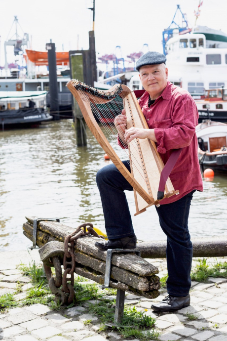 Jörn Uwe Wulf mit Harfe Jörn Uwe Wulf mit Harfe