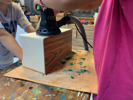 Kinder bauen eine Cajon Kinder bauen eine Cajon