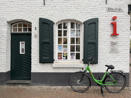 NiederrheinRad Grünes NiederrheinRad vor der Stadtinformation am Rittertor in Dinslaken