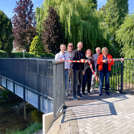 Rotbachbrücke Freigabe 20.05.2025 Freigabe der Brücke über den Rotbach (Sterkrader Straße) am 20.05.2025. Das Foto zeigt von links nach rechts: Robert Kahmann (Kahmann Bau GmbH), Uwe Blankenburg (Stadt Dinslaken Tiefbau), Baudezernent Dominik Bulinski, Anke Janßen (Stadt Dinslaken Tiefbau), Volker Pohl (Geschäftsbereichsleiter Bauen Stadt Dinslaken), Bürgermeisterin Michaela Eislöffel
