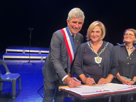 Agen Juni 2025: Bürgermeister Jean Dions du Séjour und Bürgermeisterin Michaela Eislöffel Im Rahmen der Zeremonie unterzeichneten am 14.06.2025 Bürgermeister Jean Dions du Séjour und Bürgermeisterin Michaela Eislöffel den Partnerschaftsvertrag zum Bestehen der 50-jährigen Städtepartnerschaft zwischen Dinslaken und Agen neu.