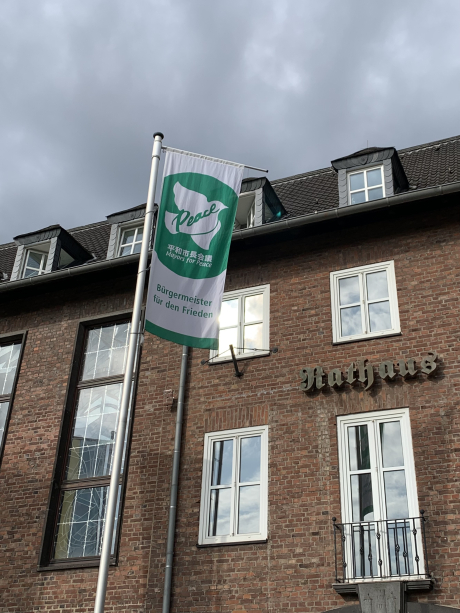 Flagge der Mayors for Peace vor dem Dinslakener Rathaus am 8.7.2025