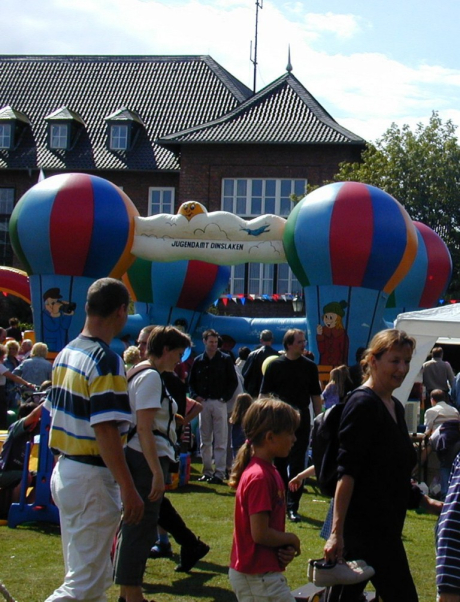 hopsburg.jpg Spiel und Spaß mit der Hopsburg des Jugendamtes