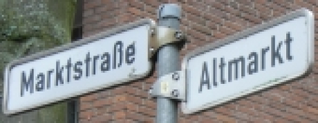 strname2.jpg Straßenschilder Marktstraße und Altmarkt