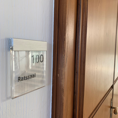 Foto vom Schild des Ratssaals